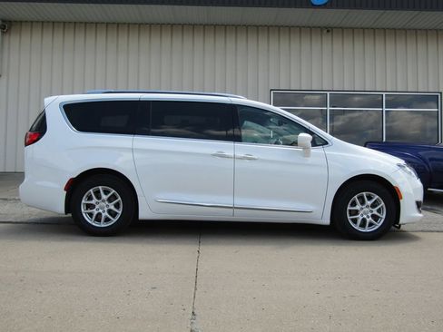 Used 2020 Chrysler Pacifica Touring-L FWD image 2