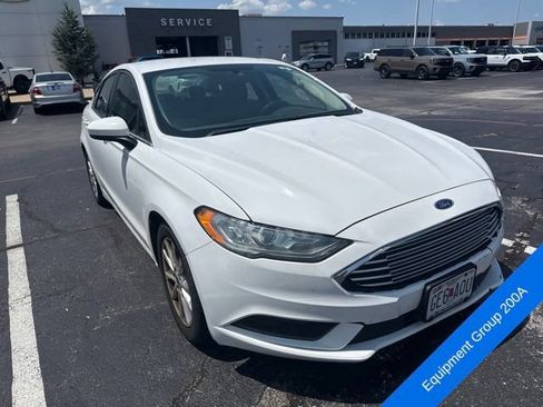Used 2017 Ford Fusion SE w/ Fusion SE Technology Package FWD image 3