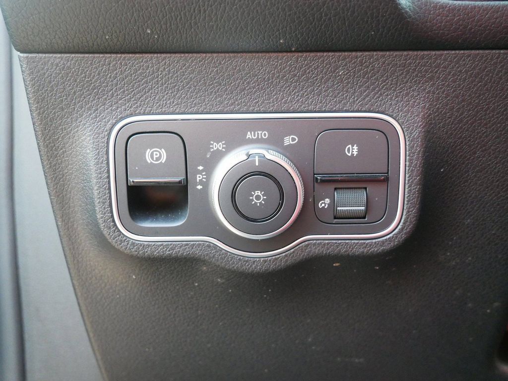 Used 2023 Mercedes-Benz GLB 250 4MATIC image 18