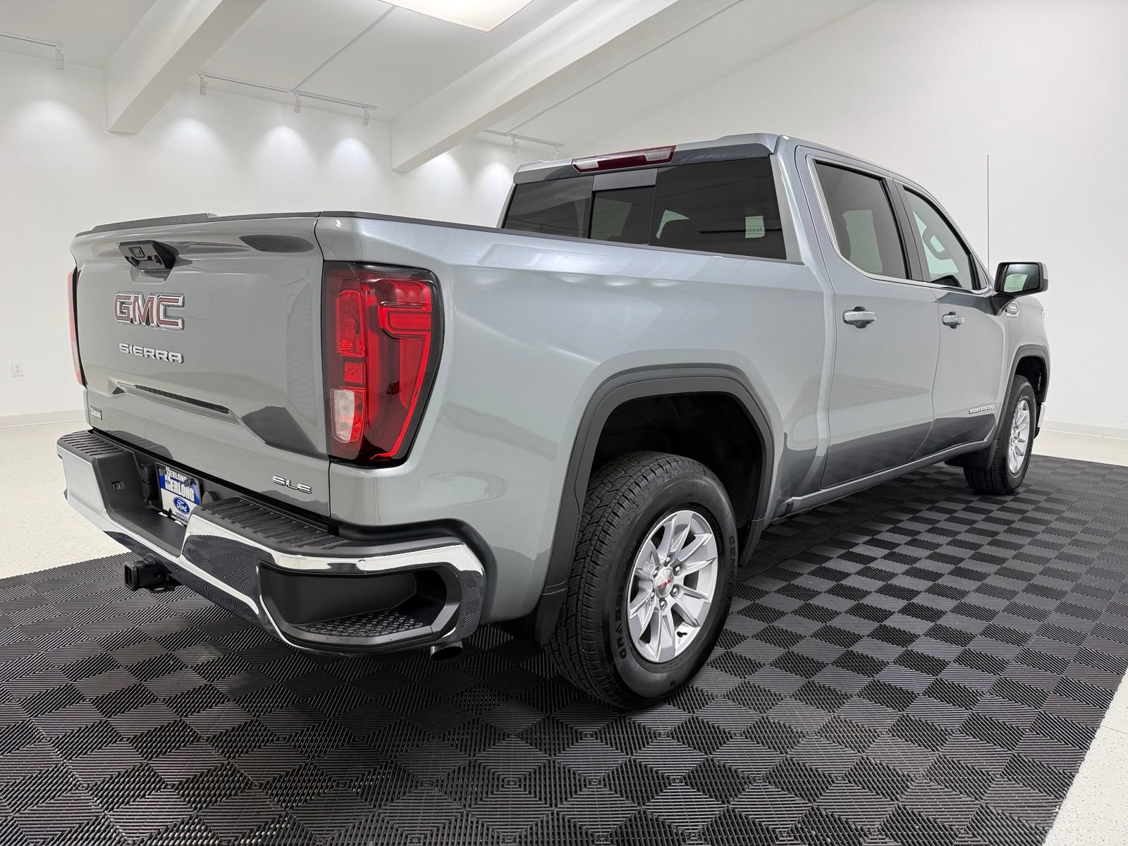Used 2026 GMC Sierra 1500 SLE w/ Preferred Package RWD image 8