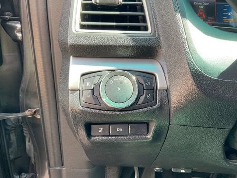 Used 2017 Ford Explorer XLT w/ Equipment Group 202A AWD/4WD image 24