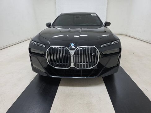 Used 2024 BMW i7 xDrive60 AWD/4WD image 3