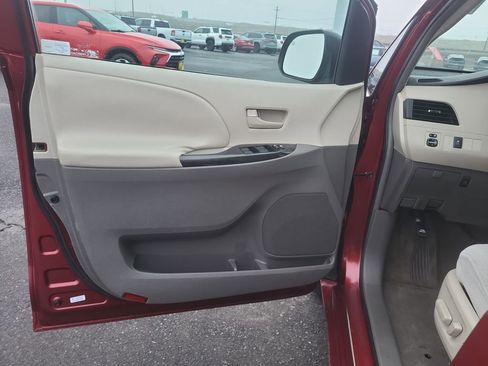 Used 2011 Toyota Sienna LE image 25