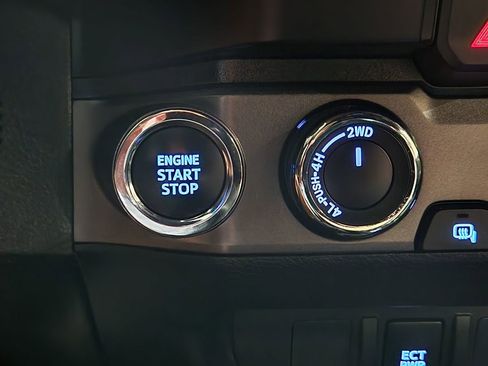 Used 2022 Toyota Tacoma TRD Off-Road AWD/4WD image 40