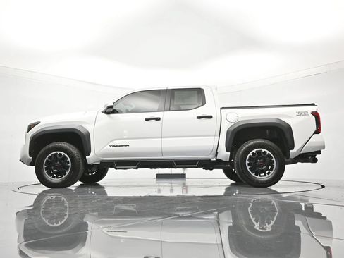 Used 2024 Toyota Tacoma TRD Off-Road AWD/4WD image 43