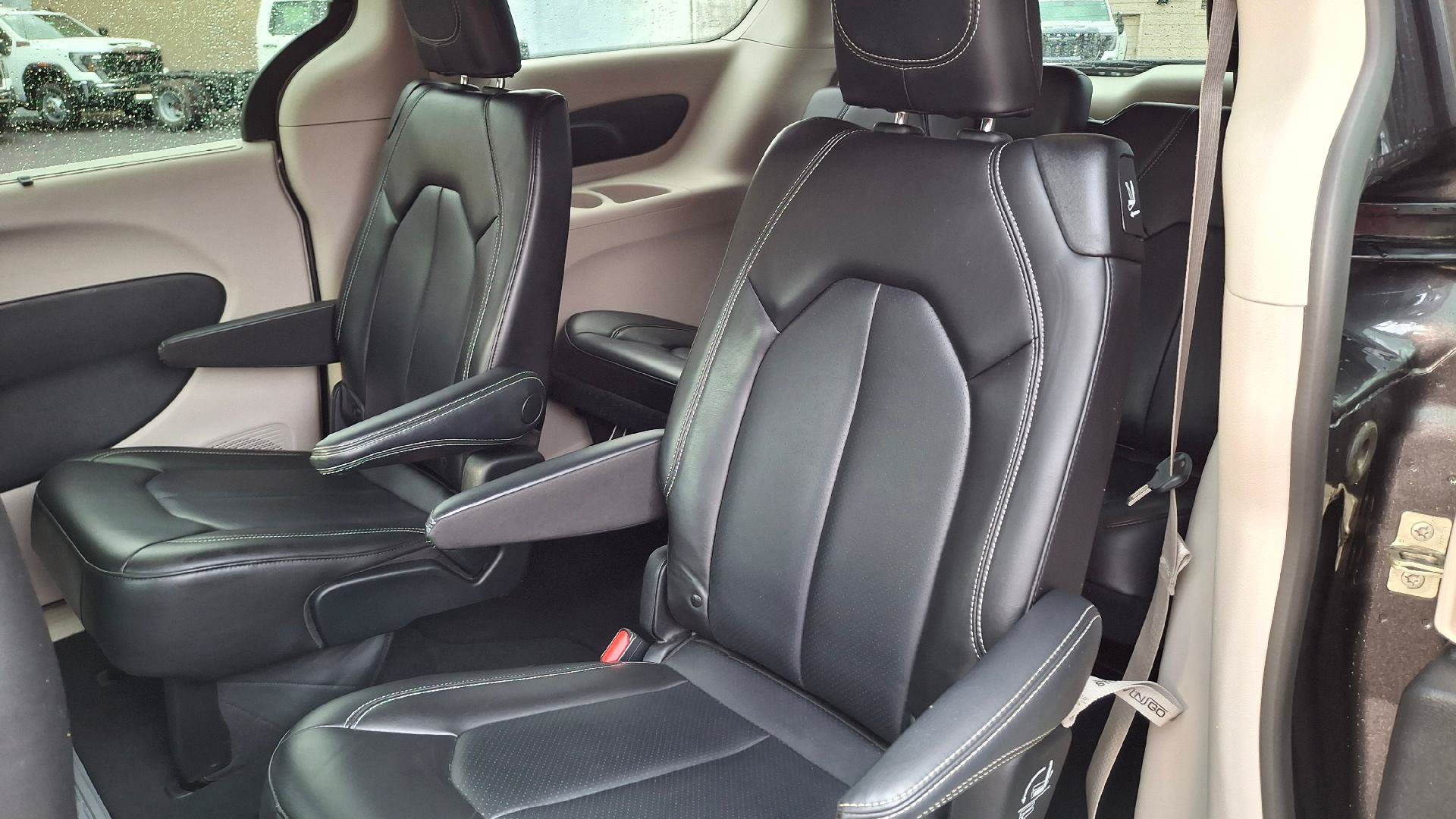 Used 2023 Chrysler Pacifica Touring-L FWD image 8