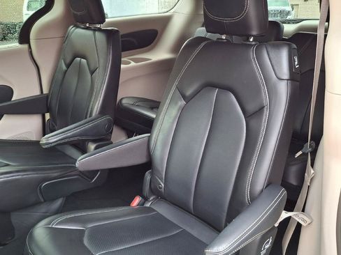 Used 2023 Chrysler Pacifica Touring-L FWD image 8