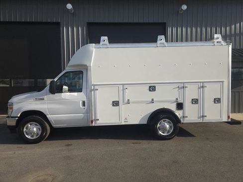 Used 2022 Ford E-350 and Econoline 350 Super Duty w/ Power Windows & Locks Group image 1