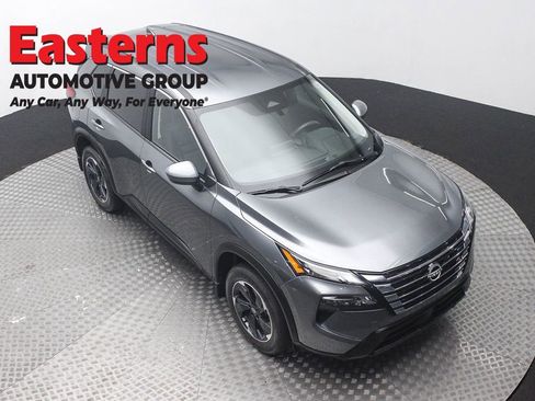 Used 2024 Nissan Rogue SV AWD/4WD image 3