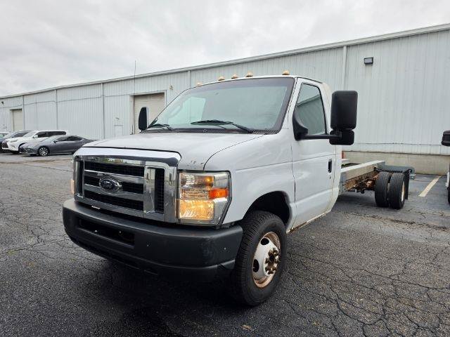 Used 2011 Ford E-450 and Econoline 450 Super Duty RWD image 2
