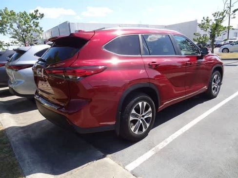 Used 2023 Toyota Highlander XLE FWD image 6