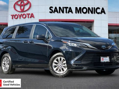 Used 2023 Toyota Sienna LE image 1