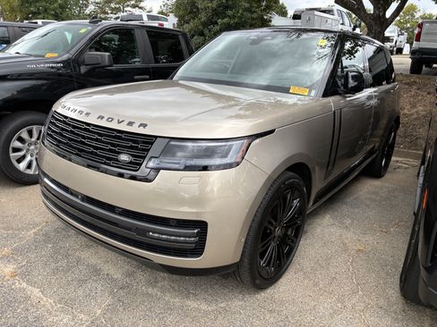 Used 2025 Land Rover Range Rover Long Wheelbase SE AWD/4WD image 3
