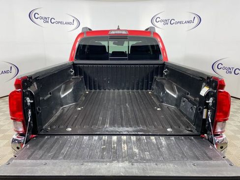 Used 2022 Toyota Tacoma SR5 AWD/4WD image 24