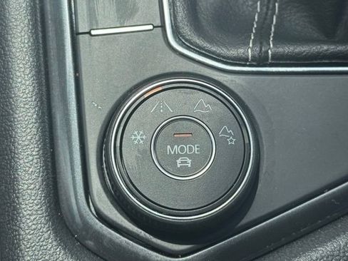 Used 2024 Volkswagen Tiguan SE AWD/4WD image 19