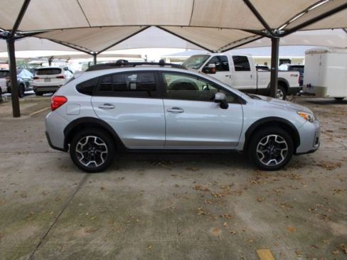 Used 2017 Subaru Crosstrek 2.0i Premium image 9