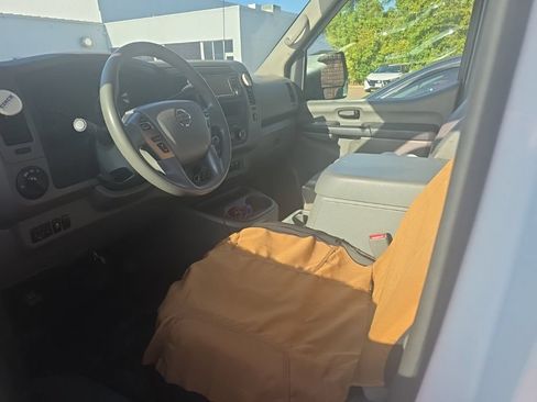 Used 2018 Nissan NV 2500 SV RWD image 4