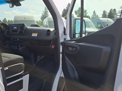 Used 2025 Mercedes-Benz Sprinter 2500 image 10