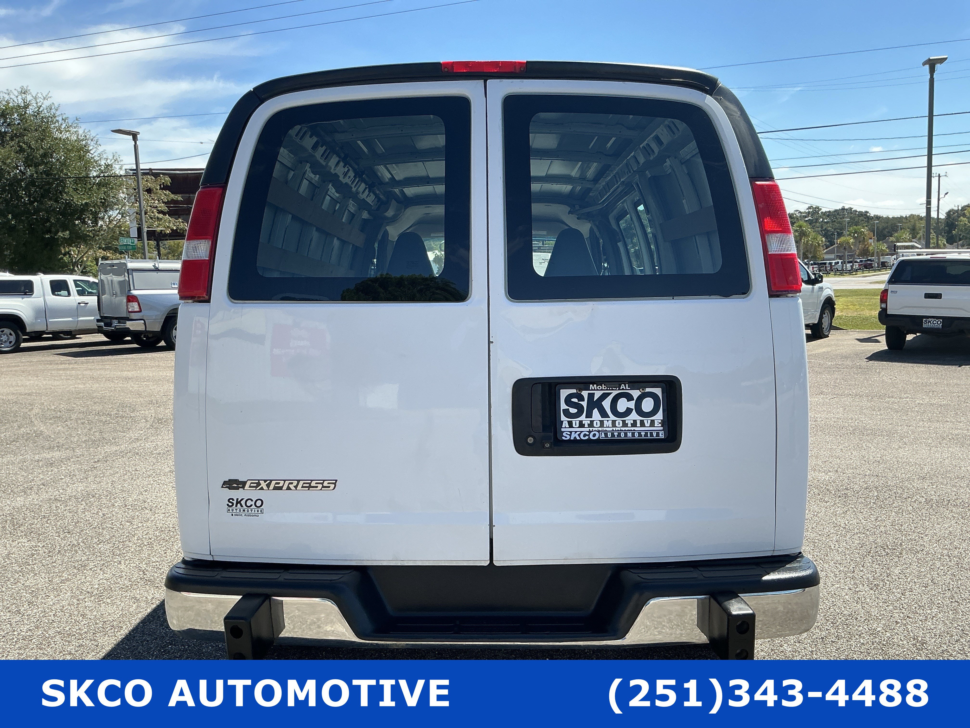 Used 2019 Chevrolet Express 2500 w/ Driver Convenience Package RWD image 4