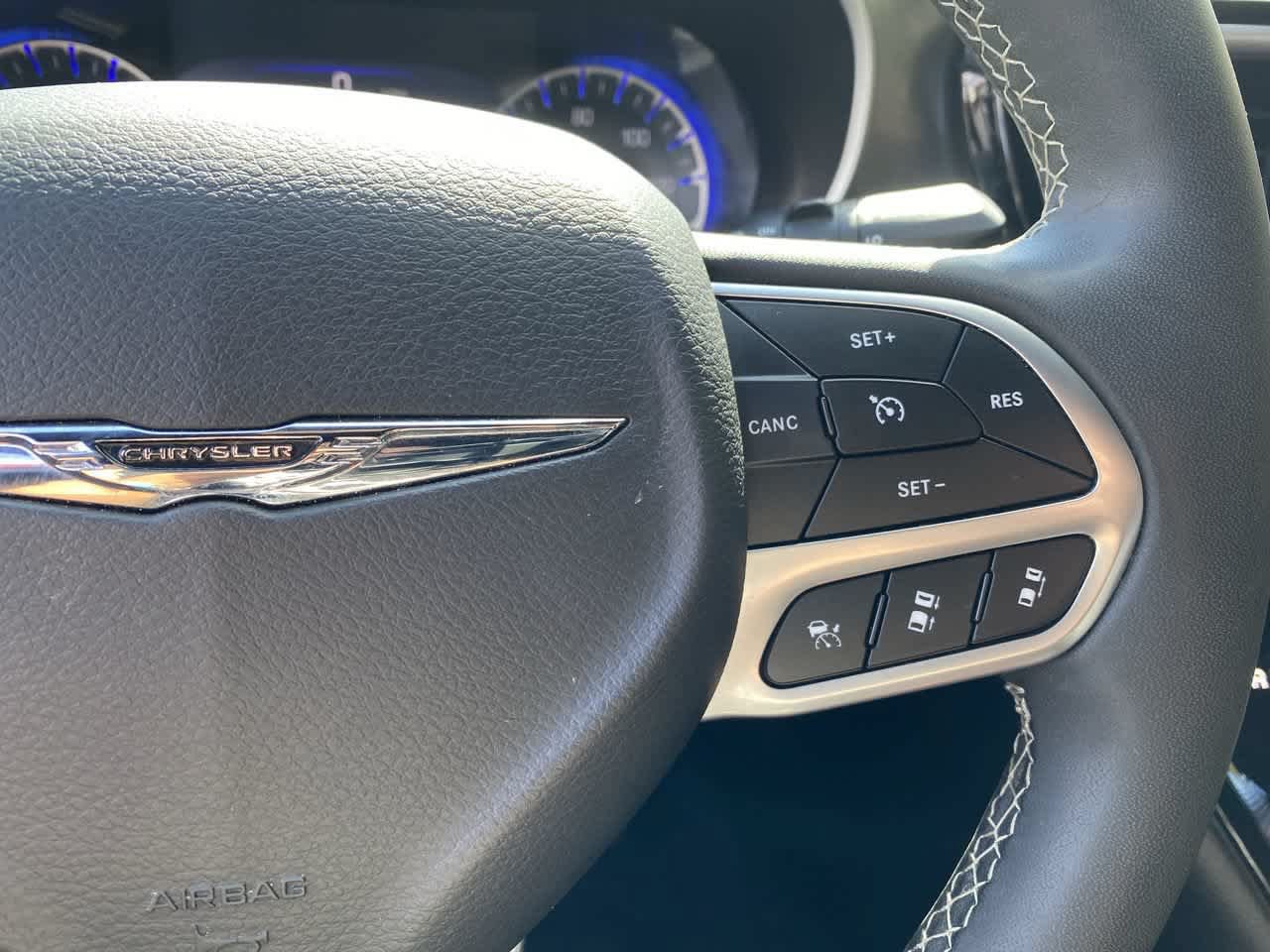 Used 2025 Chrysler Pacifica Select FWD image 21