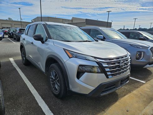 Used 2024 Nissan Rogue S image 1