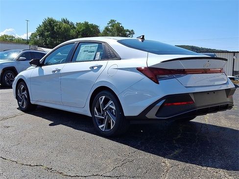 New 2025 Hyundai Elantra SEL image 3