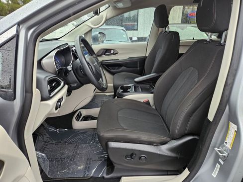Used 2020 Chrysler Pacifica Touring image 20