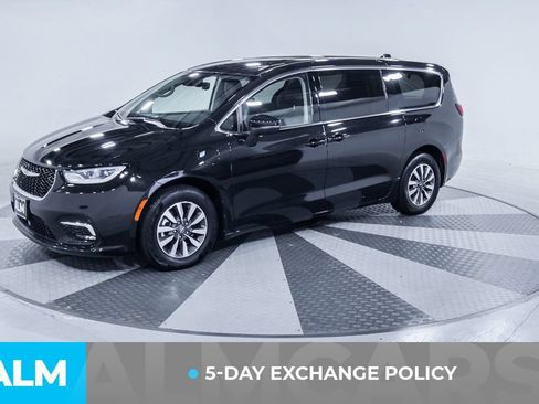 Used 2023 Chrysler Pacifica Touring-L FWD image 3