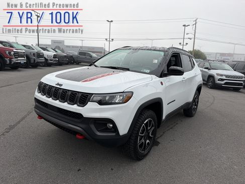 Used 2025 Jeep Compass Trailhawk AWD/4WD image 1