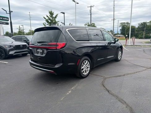 Used 2024 Chrysler Pacifica Touring-L FWD image 8