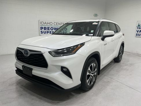 Used 2021 Toyota Highlander XLE AWD/4WD image 4