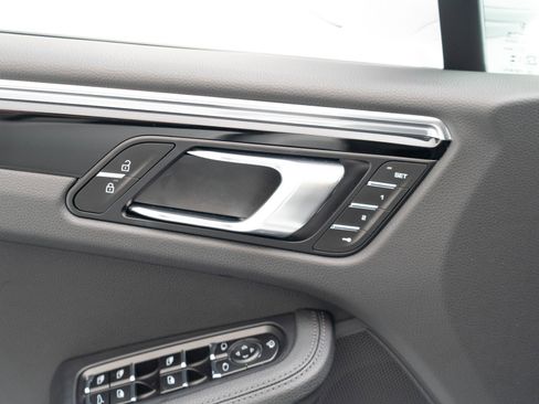 Certified 2025 Porsche Macan AWD/4WD image 21
