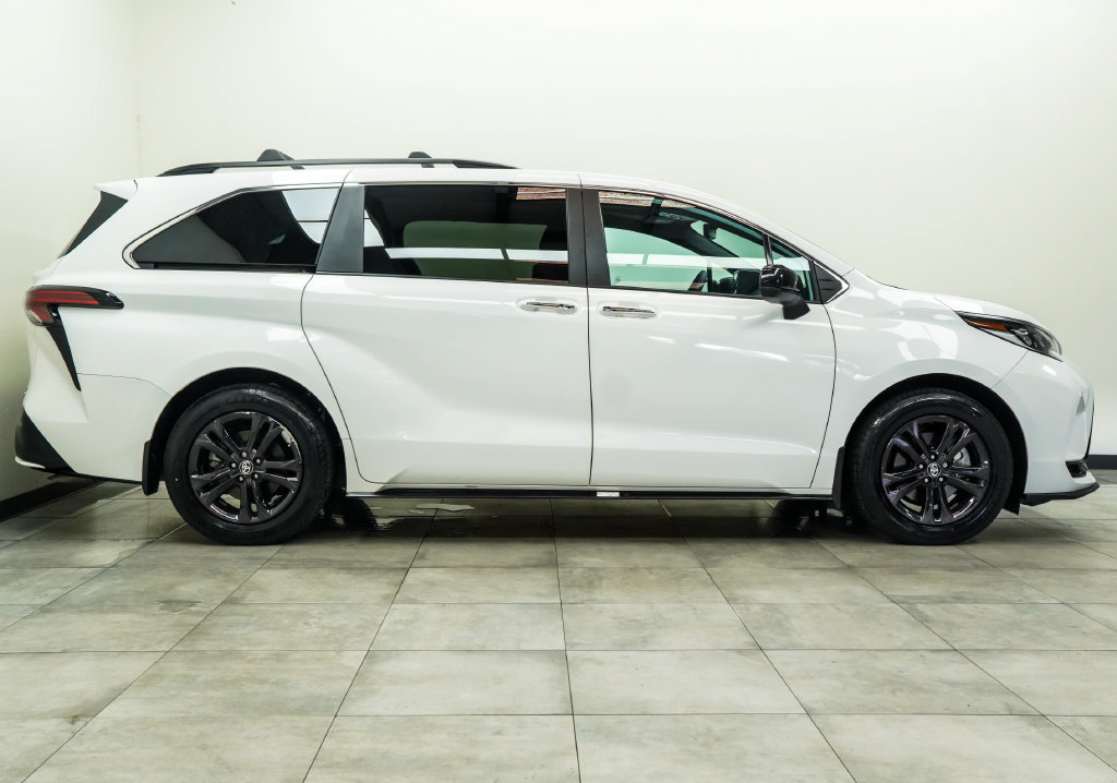 Used 2024 Toyota Sienna XSE w/ XSE Plus Package AWD/4WD image 10