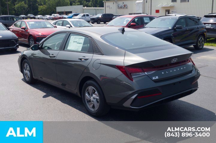 Used 2026 Hyundai Elantra SE FWD image 8