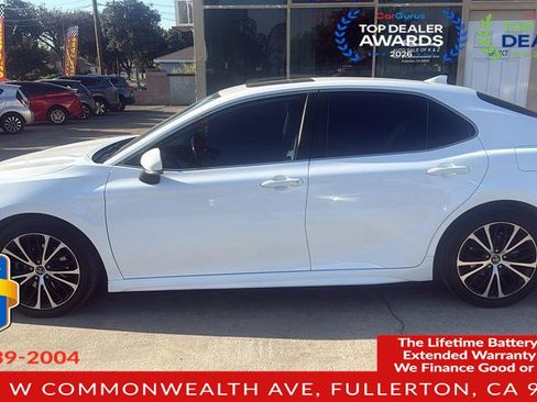 Used 2019 Toyota Camry SE w/ Convenience Package FWD image 9
