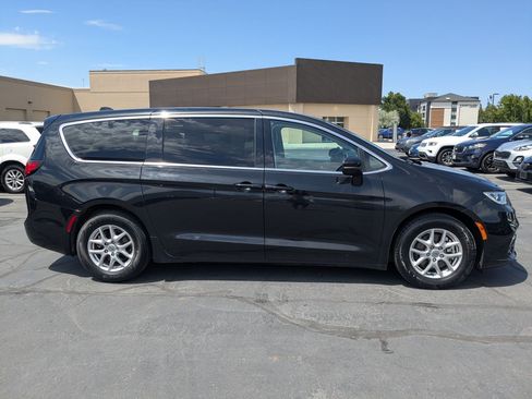 Used 2023 Chrysler Pacifica Touring-L FWD image 2