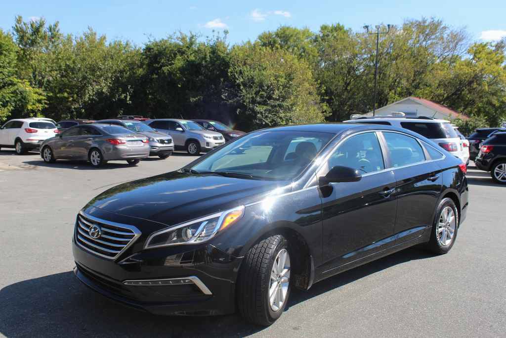 Used 2015 Hyundai Sonata SE w/ Option Group 09 FWD image 1