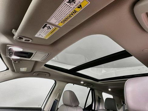 Used 2025 Honda Pilot Touring image 11