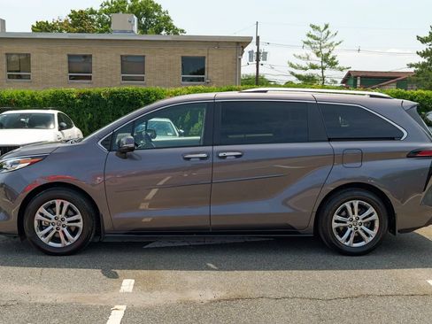 Used 2023 Toyota Sienna Platinum AWD/4WD image 4