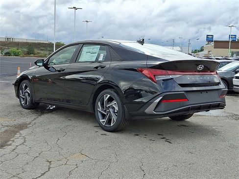 New 2025 Hyundai Elantra SEL image 3