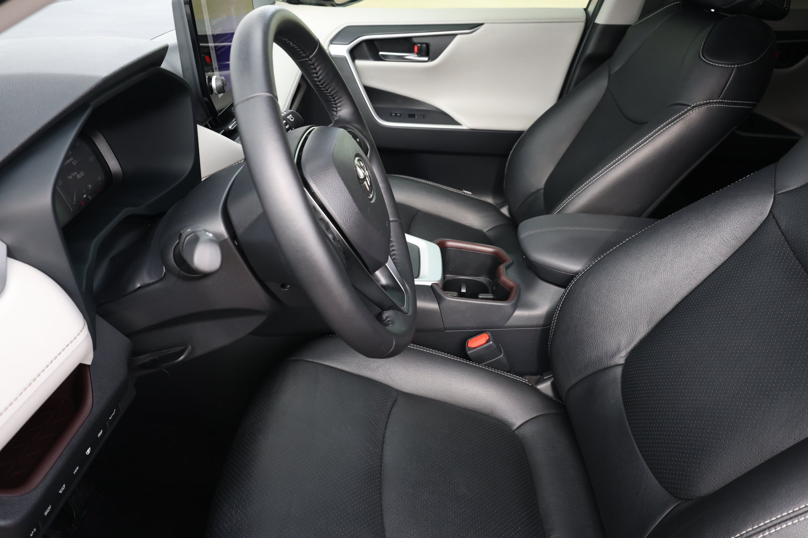 Used 2025 Toyota RAV4 Limited w/ Advanced Technology Package FWD image 15