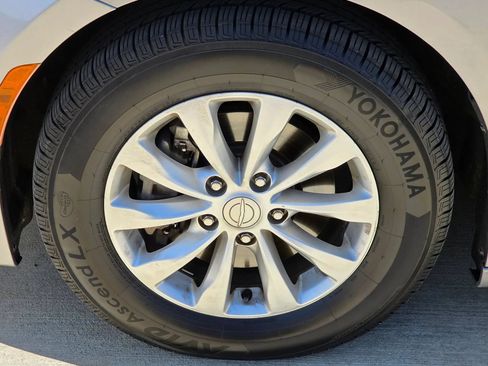 Used 2017 Chrysler Pacifica Touring-L FWD image 33