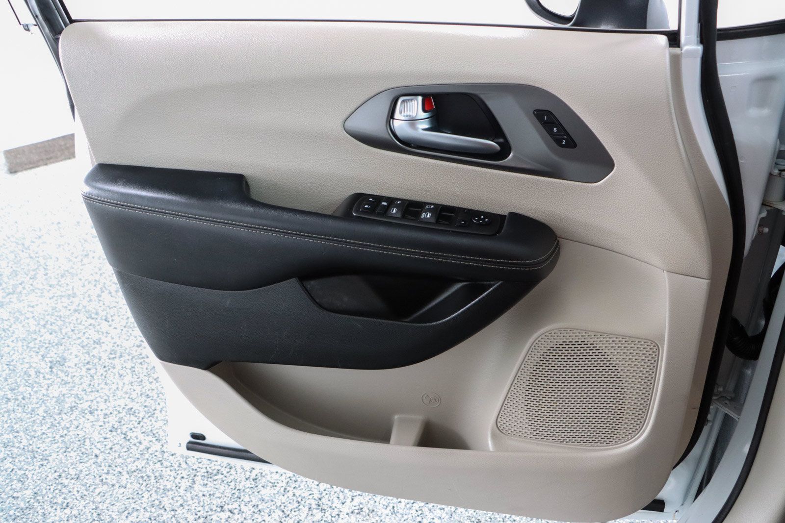 Used 2023 Chrysler Pacifica Touring-L FWD image 22