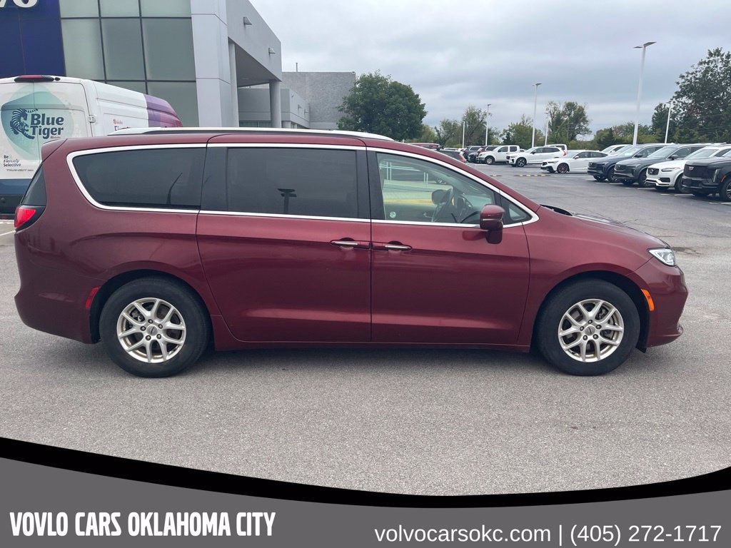 Used 2021 Chrysler Pacifica Touring-L FWD image 4