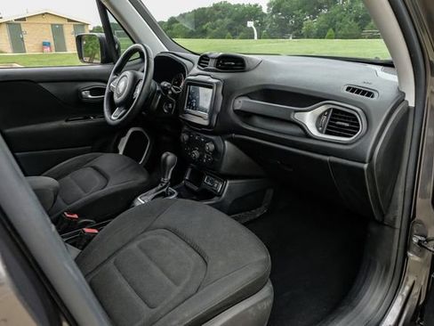Used 2018 Jeep Renegade Latitude FWD image 16