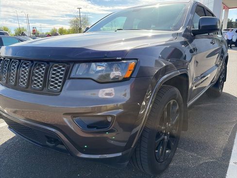 Used 2018 Jeep Grand Cherokee Laredo image 2
