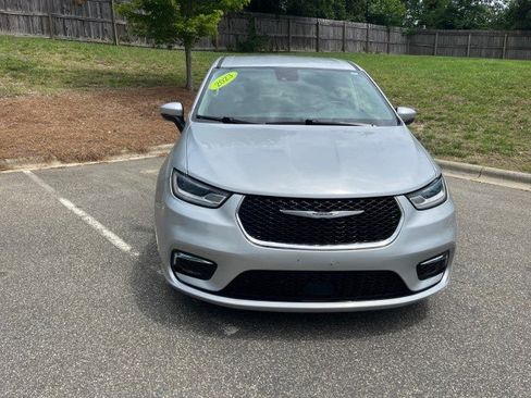 Used 2023 Chrysler Pacifica Touring-L FWD image 2
