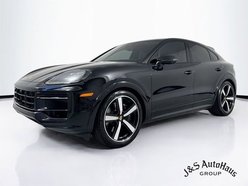 Used 2025 Porsche Cayenne GTS AWD/4WD image 3