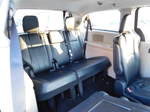 Used 2014 Chrysler Town & Country Touring image 16