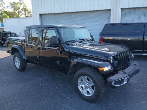 Certified 2022 Jeep Gladiator Sport AWD/4WD image 6